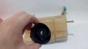 Отмываем расширительный бачок от многолетних отложений