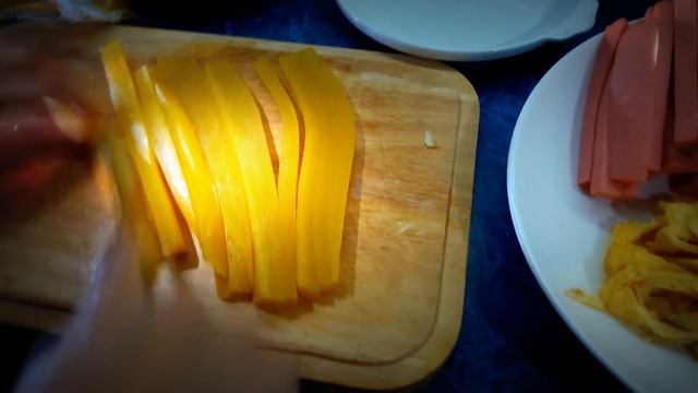 Кимпа́п (кор. 김밥) — популярное блюдо корейской кухни смотреть онлайн