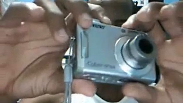 ALEXIS HIDALGO FROM SIEP SHOWING A SONY CYBERSHOT S650