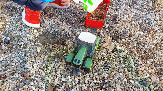 TRATTORI PER BAMBINI - TRATTORI AL PARCO GIOCHI - TRACTORS FOR KIDS - CIAO GABI смотреть онлайн