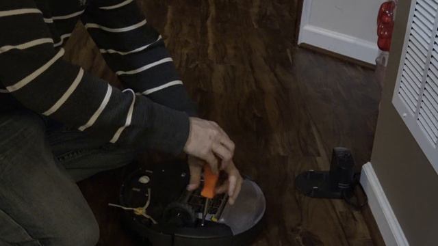 Easy solution to fix a charging error 1 on Roomba 685 - SOLVED! смотреть онлайн