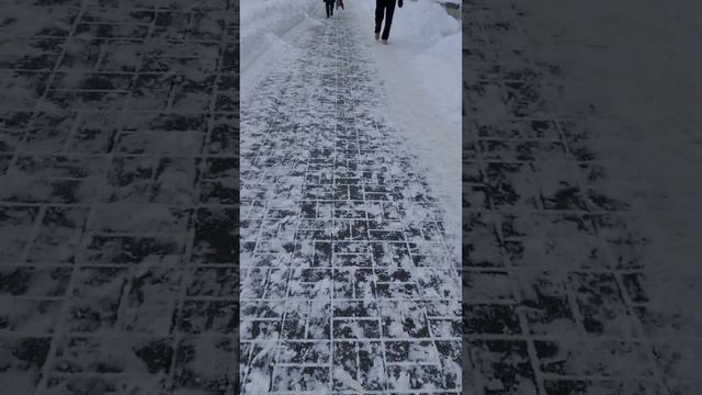 В Новосибирске каток не только на Михайловской набережной,супер скользкая плитка #новосибирск смотреть онлайн