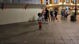 Юный Майкл Джексон танцует на Никольской улице на глазах у изумлённых туристов и арабов #Moscow