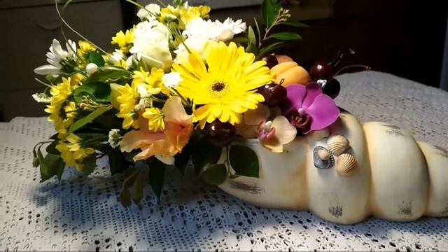 Цветочная композиция в ракушке с желтой герберой, орхидеями и фруктами "Жемчужина Средиземноморья" смотреть онлайн
