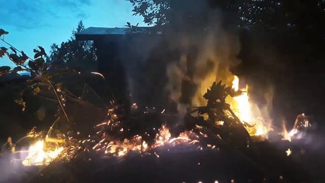 Прожёг хвороста в мангале, теплым и летним вечером, на даче. Треск дров и звуки природы. Дачный вло смотреть онлайн