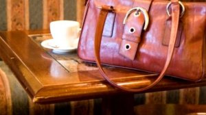 Почему нельзя ставить сумку?