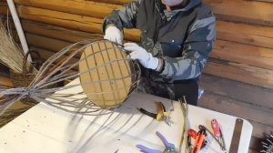 Плетение стенок корзины из неокоренного прута.