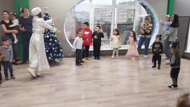 НОВЫЙ ГОД! Малыш 2,5 года ЗАЖИГАЕТ!!! Первый Утренник в жизни! смотреть онлайн