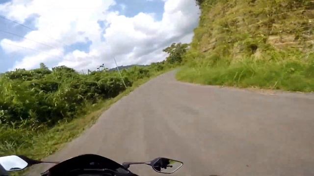 Suzuki Gixxer 150 SF vs Suzuki Burgman 125 ( Burgman SMOKES!!!) смотреть онлайн