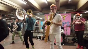 ПОРАЗИТЕЛЬНЫЙ ДЖАЗ В МЕТРО НЬЮ ЙОРКА ► Собрали Вокруг Себя Стихийную Толпу