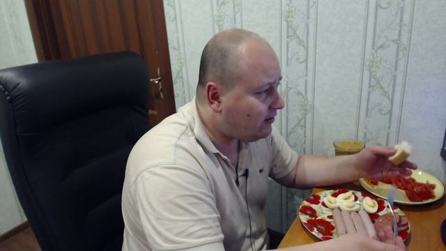 Хочу пожрать. Варёные яйца, сосиски, колбаса, помидоры, яблочный сок. Зависть на Ютубе... смотреть онлайн