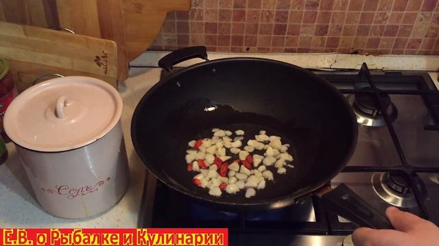 Как пожарить замороженные креветки очень вкусно,повар покажет.Самый лучший рецепт жареных креветок. смотреть онлайн