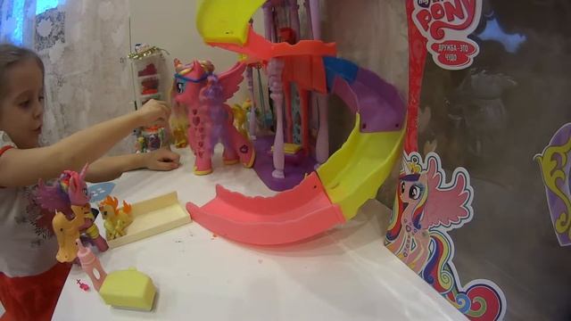 Мама купи пони!! Играем с пони!