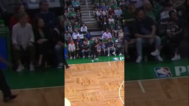 Coach Budenholzer’s reaction to an offensive foul 😂💀 смотреть онлайн
