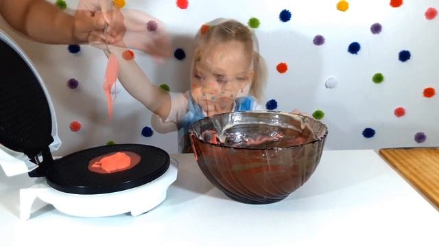 ГОТОВИМ ЦВЕТНЫЕ ВАФЛИ И УКРАШАЕМ. COOKING COLOR WAFFLES AND DECORATING IT WITH WHIPPED CRIME смотреть онлайн
