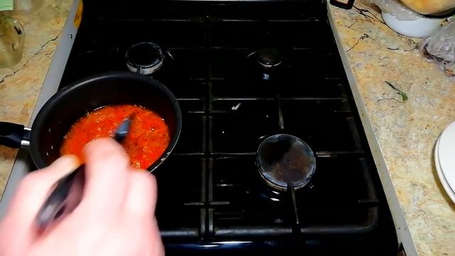 Несладкие сырники из рикотты с пармезаном, прованскими травами и томатным соусом. смотреть онлайн