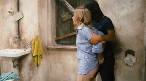 Похищенная тремя молодыми мужчинами девушка пыталась спастись