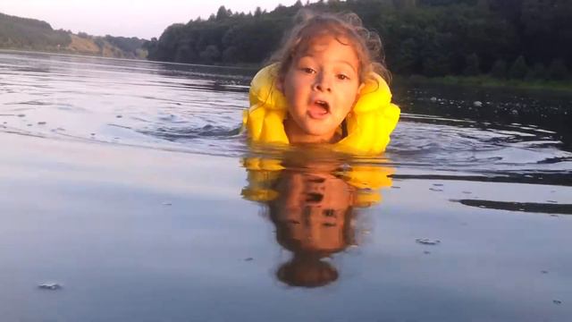 Девочка Поля плавает. Child swimming in the river смотреть онлайн