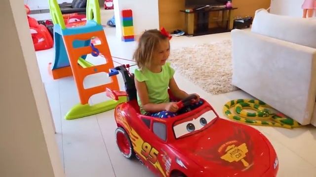 Максим и его комната с  машинками