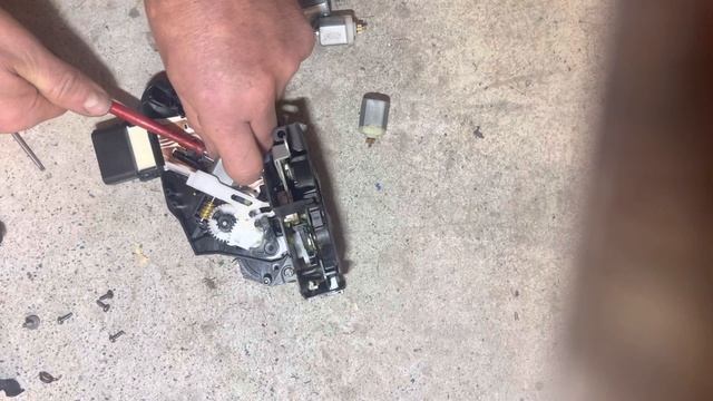 Freelander 2 and Range Rover Evoque door lock actuator fix смотреть онлайн