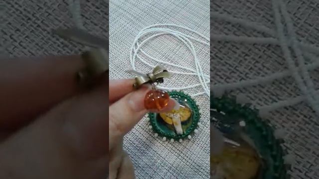 Брошка с керамическим кабошоном Гриб. Брошка с янтарем. Сотуар. смотреть онлайн