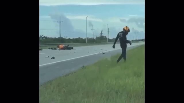 Crazy crash Repsol Honda CBR 1000RR vs.Porsche Carrera GT3 смотреть онлайн