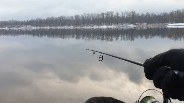 СПИННИНГ С БЕРЕГА В НОЯБРЕ - ЛОВЛЯ ОКУНЯ НА ДЖИГ И ОТВОДНОЙ ПОВОДОК рыбалка в Тольятти Нижние Шлюза смотреть онлайн