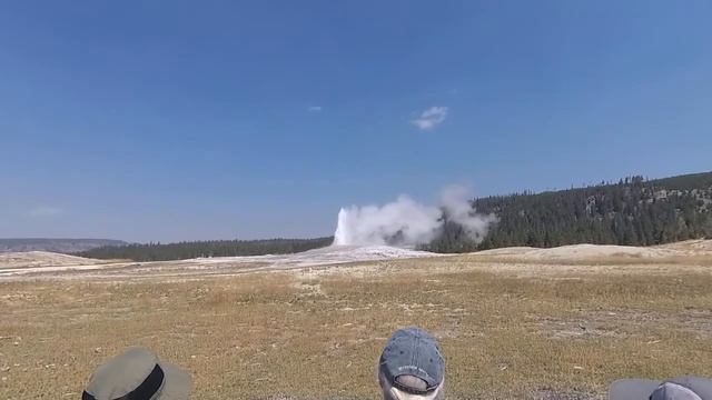 #Йеллоустонский вулкан самый мощный гейзер выбрасывает кипящую воду смотреть онлайн
