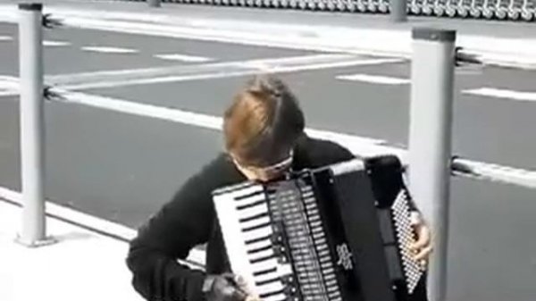 VITAS plays the accordion / Витас играет на аккордеоне / Vitas toca el acordeon