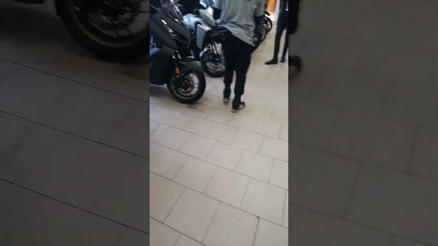 Обзор мотоциклов в мотосалоне rolling moto смотреть онлайн