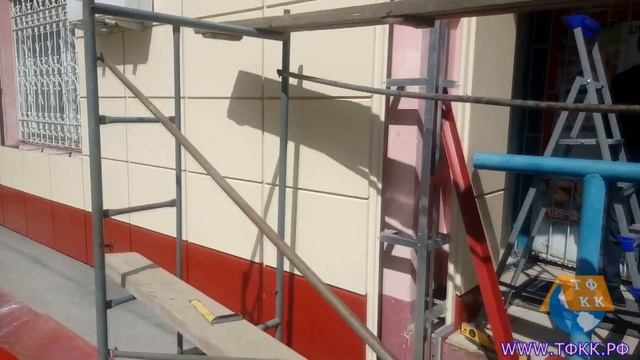 Монтаж металлокассет на фасад магазина.