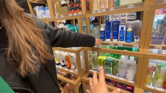 Кореянка в Золотом Яблоке. Почему русские покупают? 80% косметики не популярные. 러시아 화장품 샵 방문기 смотреть онлайн