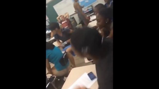 Kid beat boxes while teacher reads Dr. Seuss! смотреть онлайн