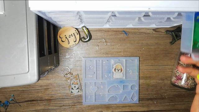 Sticker in Resin? | Is it possible to put stickers in resin? | Resin Art | Tiktok Trending Small Bi смотреть онлайн