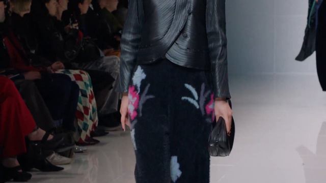 Giorgio Armani Women s Fall Winter 2024 25 show смотреть онлайн