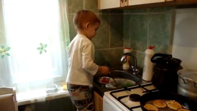 Сын помогает Маме мыть посуду.