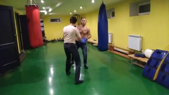 "Радабор" Наработка защит и ударов на лапах 2. смотреть онлайн