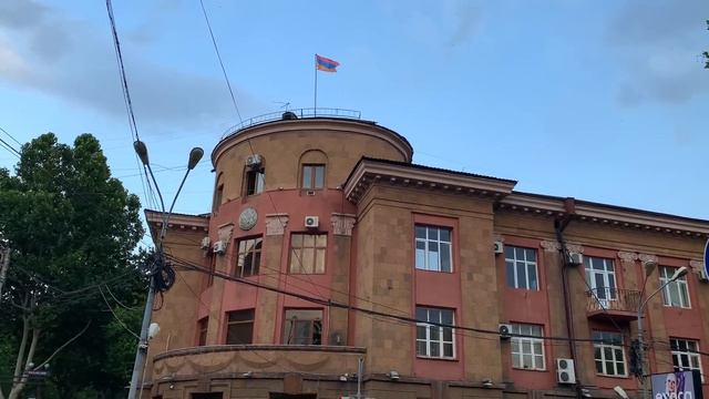 Walk.Armenia Yerevan.Какое красивое в Ереване лето.Солнышко здесь особенное,поэтому так много улыбо смотреть онлайн