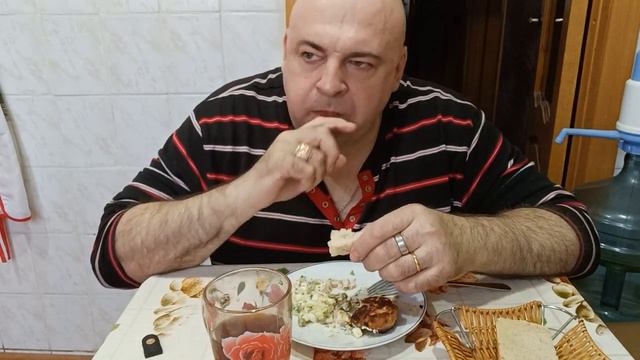 Мукбанг. Оливье и котлеты. Верте в то во что считаете нужным. смотреть онлайн