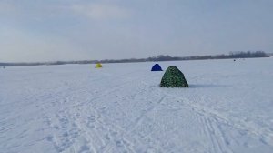 И снова на зимней рыбалке. Обогрев палатки свечкой и печкой из консервных банок.