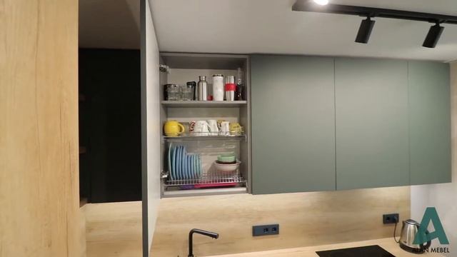 Угловая кухня под дерево с зелеными фасадами из феникса (FENIX) смотреть онлайн