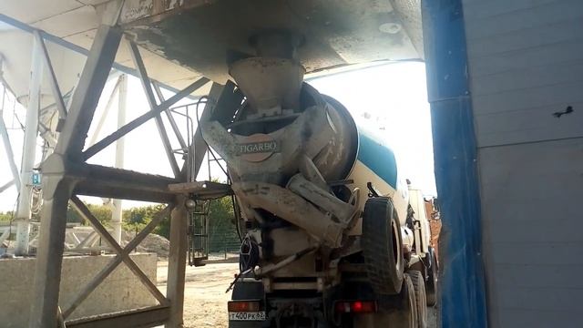 Загрузка бетона в Автобетоносмеситель . смотреть онлайн