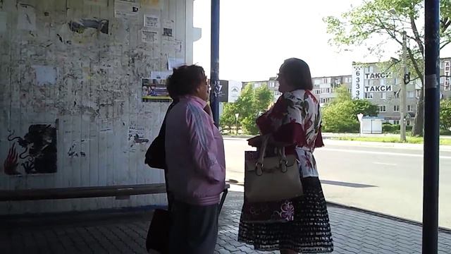 Весёлые бабушки ждут автобус и поют чтобы не скучать..... смотреть онлайн