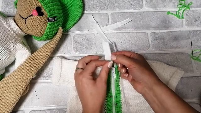 Как связать планку и вшить молнию (кофта для игрушки). смотреть онлайн
