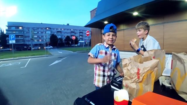 НА ЧТО ПОТРАТИЛИ ШКОЛЬНИКИ 10000 РУБЛЕЙ?! часть 2 смотреть онлайн