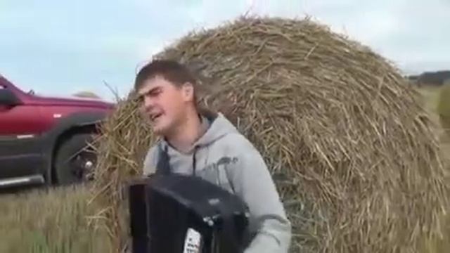 Парень красиво играет и поёт на гармошке смотреть онлайн