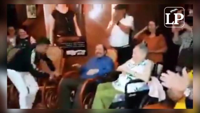 Video revela agasajo al dictador Daniel Ortega en compañía del excampeón Román González смотреть онлайн