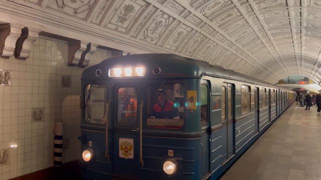 Путеизмеритель Еж3/Ем508т с приветливыми машинистами отправляется со станции Белорусская КолЛ смотреть онлайн