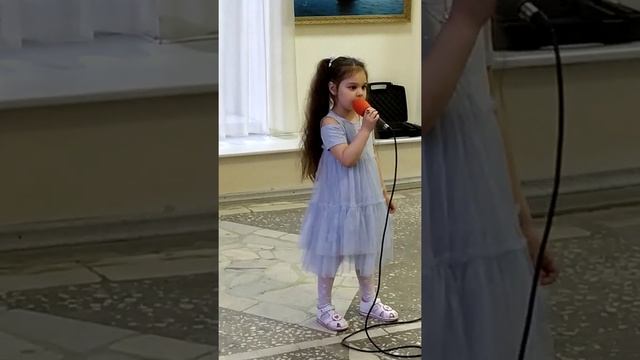 Зоя Репко 5 лет. Мамочка милая, мама моя. Музыка: В. Канищева Слова: Л. Афлятуновой. смотреть онлайн