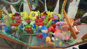 Как поймать игрушку в игровом автомате ХВАТАЙКА !!!